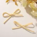 Vista detallada de lindos lazos de tela amarilla accesorios DIY ideales para pinzas y zapatos. - Tamaño Grande 1 Pieza / Amarillo Oca