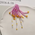 Detalle de borla de cuentas hecha a mano, rocallas rosas y amarillas para bisutería DIY. - Púrpura Rosa