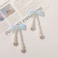 Chic pendientes de lazo de resina azul claro con borla de perlas, joyería artesanal elegante. - Azul con Brillo
