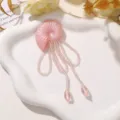 Primer plano de accesorio de concha de resina rosa con detalle de flecos de cuentas para bricolaje. - Rosa
