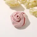 Accessorio di fiore di rosa in tessuto satinato rosa con dettagli di perle per forcine per capelli - Rosa antico con perle - 1 pezzo