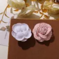 Flor de camelia de tela hecha a mano ideal para accesorios de cabello y decoración. - Rosa Pequeño
