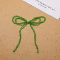 Grüne Glasperlen Schleife Detailansicht, zeigt handgefertigte Handwerkskunst und schöne Farbe. - Grün