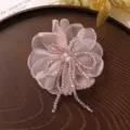 Flor de organza rosa hecha a mano con borlas de cuentas de cristal para manualidades. - Rosa