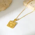 Vergulde vierkante ketting met mystiek ooghanger gepresenteerd op een schone witte achtergrond. - N272
