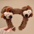 Close-up detail van schattige bruine pluche cartoon puppy oren haarband voor winter. - Puppy oren haarband