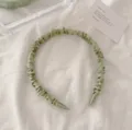 Cerchietto per capelli in raso verde chiaro plissé, elegante fascia increspata da donna. - Verde