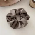Fermaglio per capelli in seta grigio-marrone, elegante accessorio in raso per coda di cavallo. - Kaki