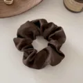 Retro scrunchie per capelli in raso da donna, elegante legaccio marrone scuro. - Marrone scuro
