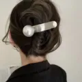 Elegante molletta per capelli in metallo con grande perla, accesorio chic per donna. - Fermaglio per capelli argento con perle / Argento