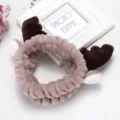 Diadema de peluche con cuernos de reno para lavar la cara, banda suave para maquillaje y accesorios. - Café