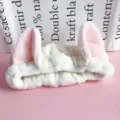 Fascia per capelli con orecchie di gatto in morbido peluche bianco, ideale per la pulizia del viso. - Bianco