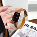 Dettaglio del cinturino in pelle marrone per Apple Watch con elegante fibbia magnetica chic. - 38/40/41/42mm / Marrone Dorato