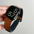 Vervangend lederen en siliconen horlogebandje met magnetische sluiting voor smartwatch. - Glad - bruin [Magnetische zwarte sluiting]