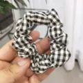 Coletero de cuadros en blanco y negro de tela elástico accesorio para pelo vintage. - Cuadros Negros