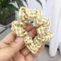 Lindo coletero de tela a cuadros amarillo y blanco accesorio de pelo bonito para mujeres y niñas - Cuadros Amarillos