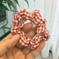Coletero a cuadros rojo y blanco, goma para el pelo de tela linda para peinados diarios. - Cuadros Rojos