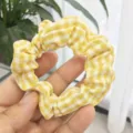 Coletero de cuadros amarillo y blanco, accesorio de pelo de tela retro para mujeres y niñas. - Cuadros Amarillo Claro