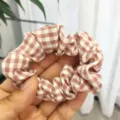 Coletero de tela con cuadros rosas, accesorio de pelo a cuadros clásico para mujeres y niñas. - Rosa a Cuadros