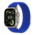 Vista dettagliata del cinturino in nylon blu intrecciato con cassa smartwatch per Apple Watch. - Blu Klein