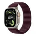 Vista dettagliata del cinturino per orologio in tessuto di nylon rosso scuro Apple. - Prugna