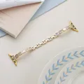 Dettaglio del cinturino in metallo dorato per Apple Watch con maglie a ventaglio con strass. - Compatibile con Apple Watch 1-9/SE: 38/40/41mm - S10/S11: 42mm / Oro