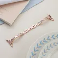 Bracelet en métal élégant compatible Apple Watch, chaîne fine avec strass brillants. - Or rose