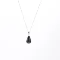 Stijlvolle zilveren schakelketting met zwarte druppelvormige natuurstenen hanger. - Zwart