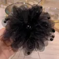 Zwarte veer mesh bloem haar klem met zwarte parels elegante haar accessoire voor vrouwen. - 13cm / Zwart