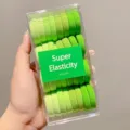 Vista dettagliata di elastici per capelli sfumati colorati in scatola, molto morbidi. - Confezione da 32 Pezzi / Verde