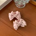 Mollette per capelli con fiocco in satin rosa, accessori dolci per lo styling quotidiano. - Rosa