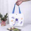 Weiße Segeltuchtasche mit blauen Trägern und süßem Astronauten-Cartoon-Motiv für Alltag - Astronaut / 27*22*10cm