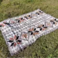 Klassische Outdoor-Campingdecke im Bohème-Stil mit geometrischen Mustern auf Gras - 90x90cm (Inklusive Fransen) / Oranger Ahorn
