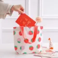 Süße Segeltuchtasche mit Erdbeerdruck, roten Tragegriffen und sicherem Druckknopfverschluss - Erdbeerdruck / 27*22*10cm