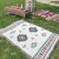 Manta tejida de camping estilo bohemio con patrones geométricos para picnic y sofá - 90x90cm (Flecos Incluidos) / Sucre