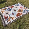 Manta tejida étnica de estilo bohemio con flecos para camping al aire libre en césped - 90x90cm (Flecos Incluidos) / Geométrico Claro