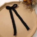 Detalle de horquilla de pelo con lazo de cinta esponjosa negra, accesorio de felpa suave. - Negro Una Pieza
