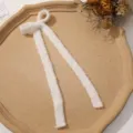 Detalle de pinza de pelo con lazo de cinta blanca esponjosa, accesorio de pelo suave. - Blanco Crema