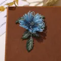 Toppa floreale ricamata in filo blu con perline, perfetta per spille fai da te e accessori moda. - Celeste