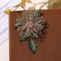 Spilla di fiori di perline di cristallo ricamate in filo metallico fatta a mano per vestiti. - Marrone