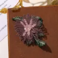 Gros plan détaillé de l'écusson de fleur brodé violet avec des perles de cristal pour le bricolage. - Rose Coréen