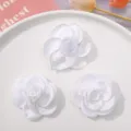 Accesorios DIY de flores de tela blanca, elegantes parches de satén para collares y cabello. - Blanco