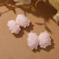 Primer plano de lazo de punto rosa con perlas, ideal para pinzas de pelo o accesorios. - Clip de estrella de dibujos animados rosa (My Melody)