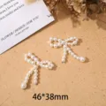 Dettaglio clip per scarpe fiocco perla accessorio fai da te misura 46x38mm su sfondo in sughero. - N. 6 Fiocco Perla Artificiale