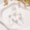Accesorio DIY pompón esponjoso blanco vista detallada con cuentas y textura suave. - Blanco