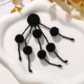 Detalle de accesorio DIY pompón terciopelo negro, ideal para pendientes y bolsos. - Negro Una Pieza
