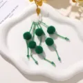 Primer plano de accesorio pompón verde esponjoso y borlas de cuentas para detalles DIY. - Verde
