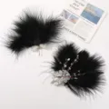 Horquilla de plumas negras con perla cristal cuentas mariposa diseño vista detalle. - Negro