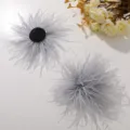 Detalle de flor de pluma de avestruz gris, accesorio de horquilla DIY suave y elegante. - Gris