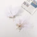 Horquillas de plumas blancas hechas a mano con perlas y cristales para vista de detalle vintage. - Blanco